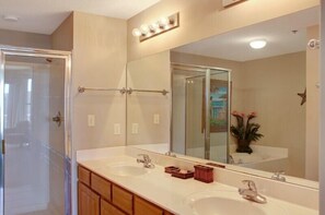 Een douche, handdoeken