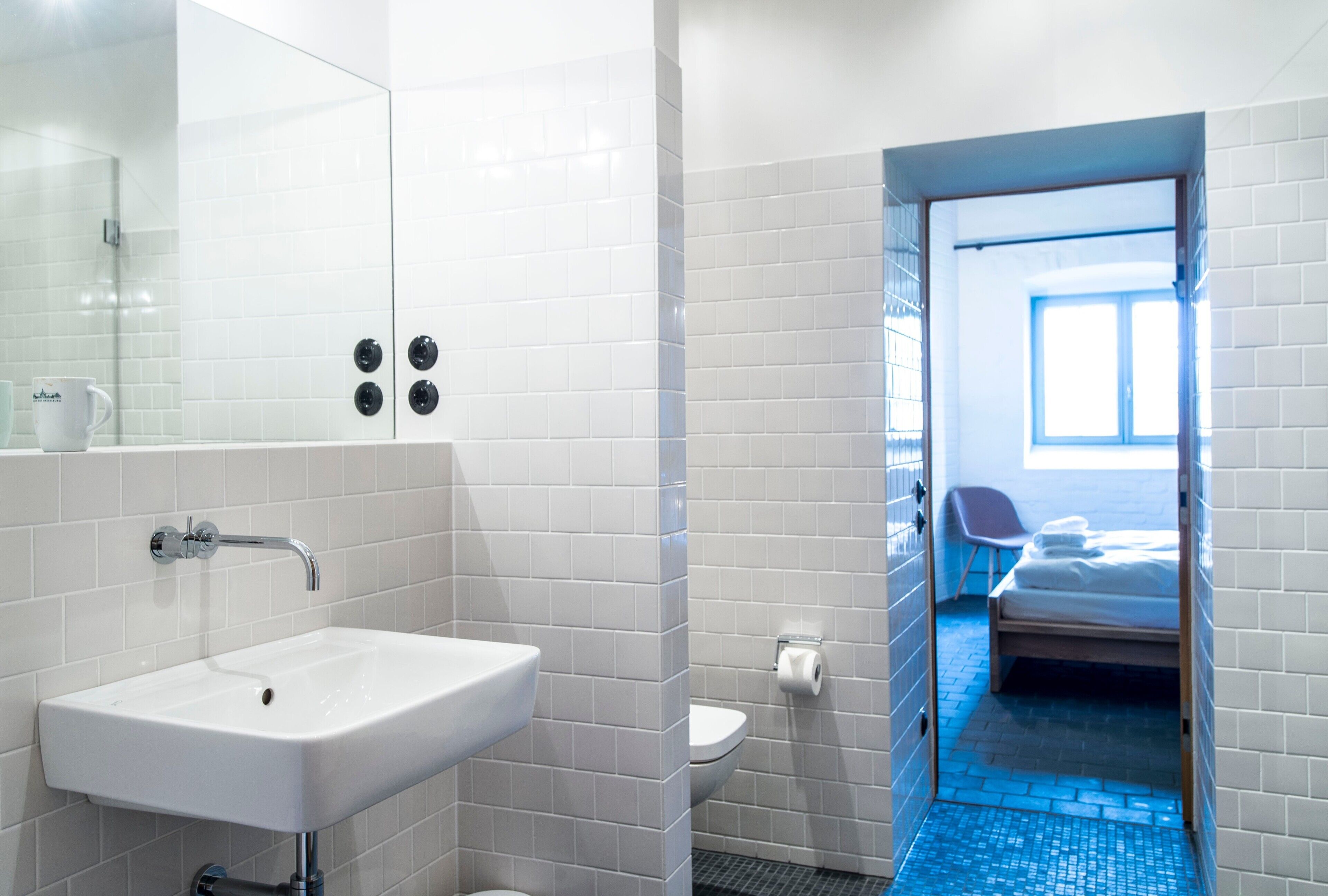 Ein Badezimmer mit Waschbecken, Toilette und Duschbereich.