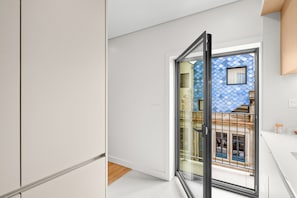 Ein modernes Interieur mit einer Schiebeglastür, die zu einem Außenbereich führt.