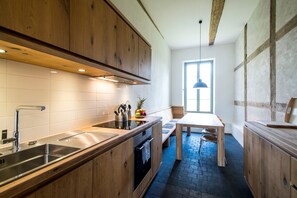 Een koelkast, een magnetron, een oven, een kookplaat