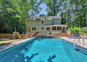 Outdoor pool - Ina’s Guest Suite
Prime location in Fayetteville Georgia! (Fayetteville)