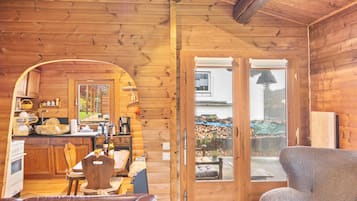 Fernseher, Kamin, Stereoanlage