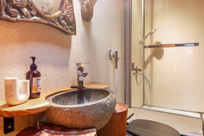 Dusche, Haartrockner, Handtücher