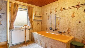 Douche, sèche-cheveux, serviettes fournies