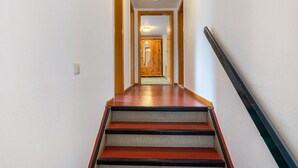 A staircase with a handrail on the right, leading to a door at the top. - Holiday Home Adelheid with Unique View, Private Terrace and Wi-Fi (Bad Grund (Harz))