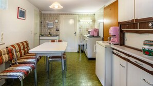Coffee/tea maker, fridge, microwave, oven - Holiday Home Adelheid with Unique View, Private Terrace and Wi-Fi (Bad Grund (Harz))