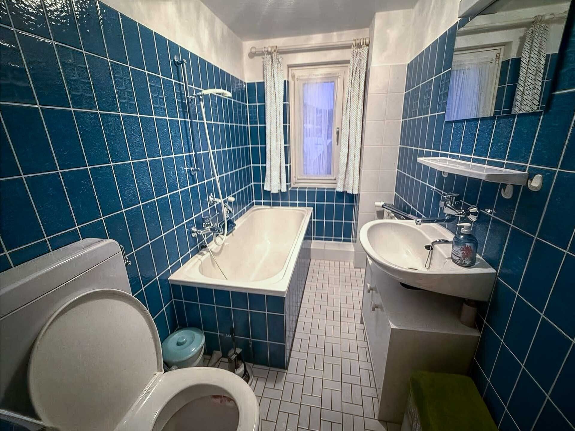 Douche, sèche-cheveux, serviettes fournies