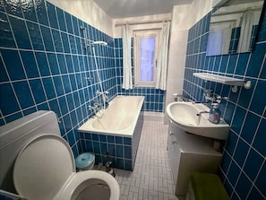 Douche, sĂšche-cheveux, serviettes fournies