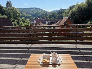 Outdoor dining - Holiday Home Adelheid with Unique View, Private Terrace and Wi-Fi (Bad Grund (Harz))