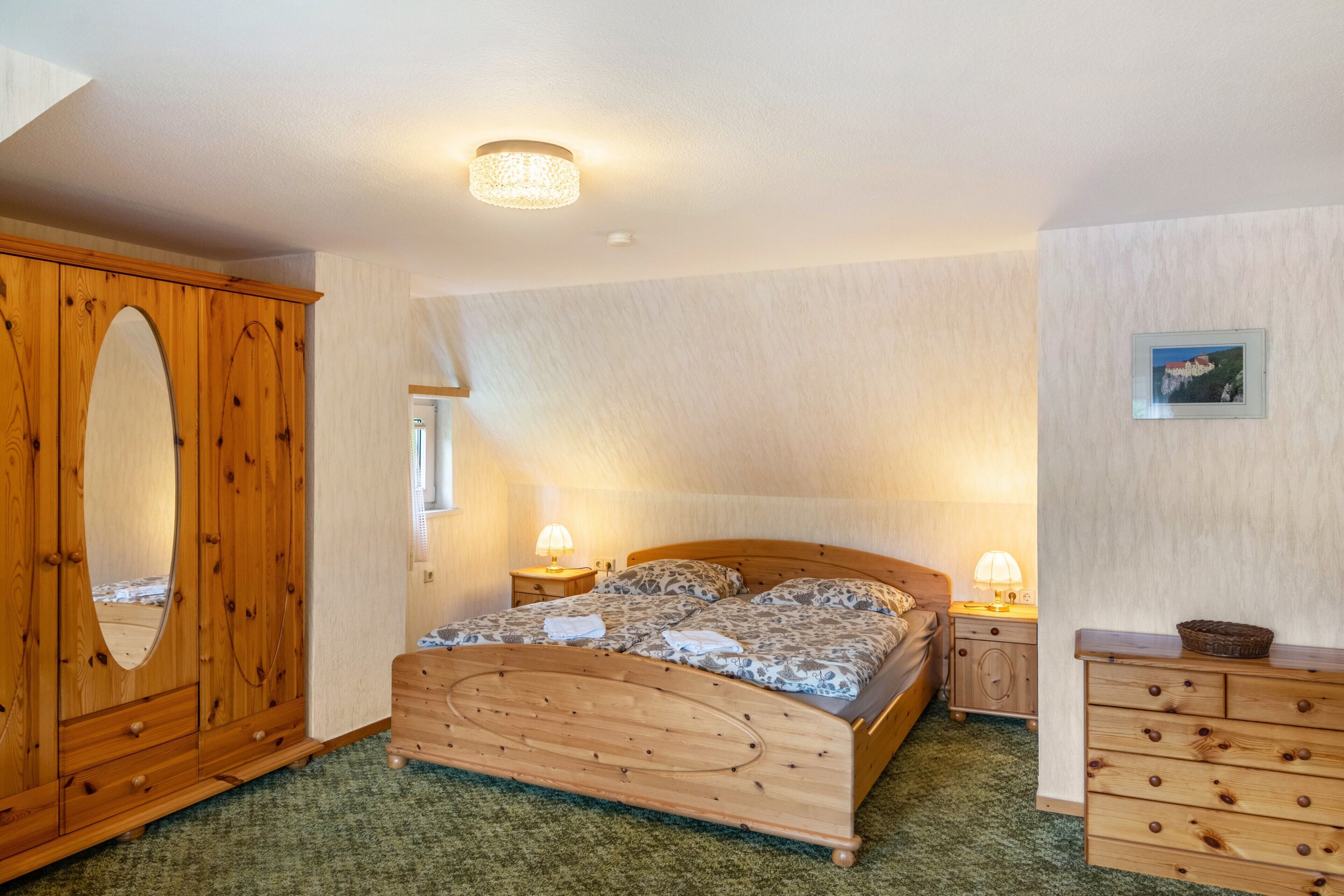 8 slaapkamers, een strijkplank/strijkijzer, wifi, beddengoed