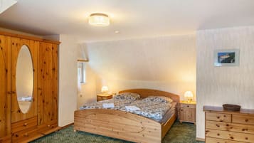 8 slaapkamers, een strijkplank/strijkijzer, wifi, beddengoed