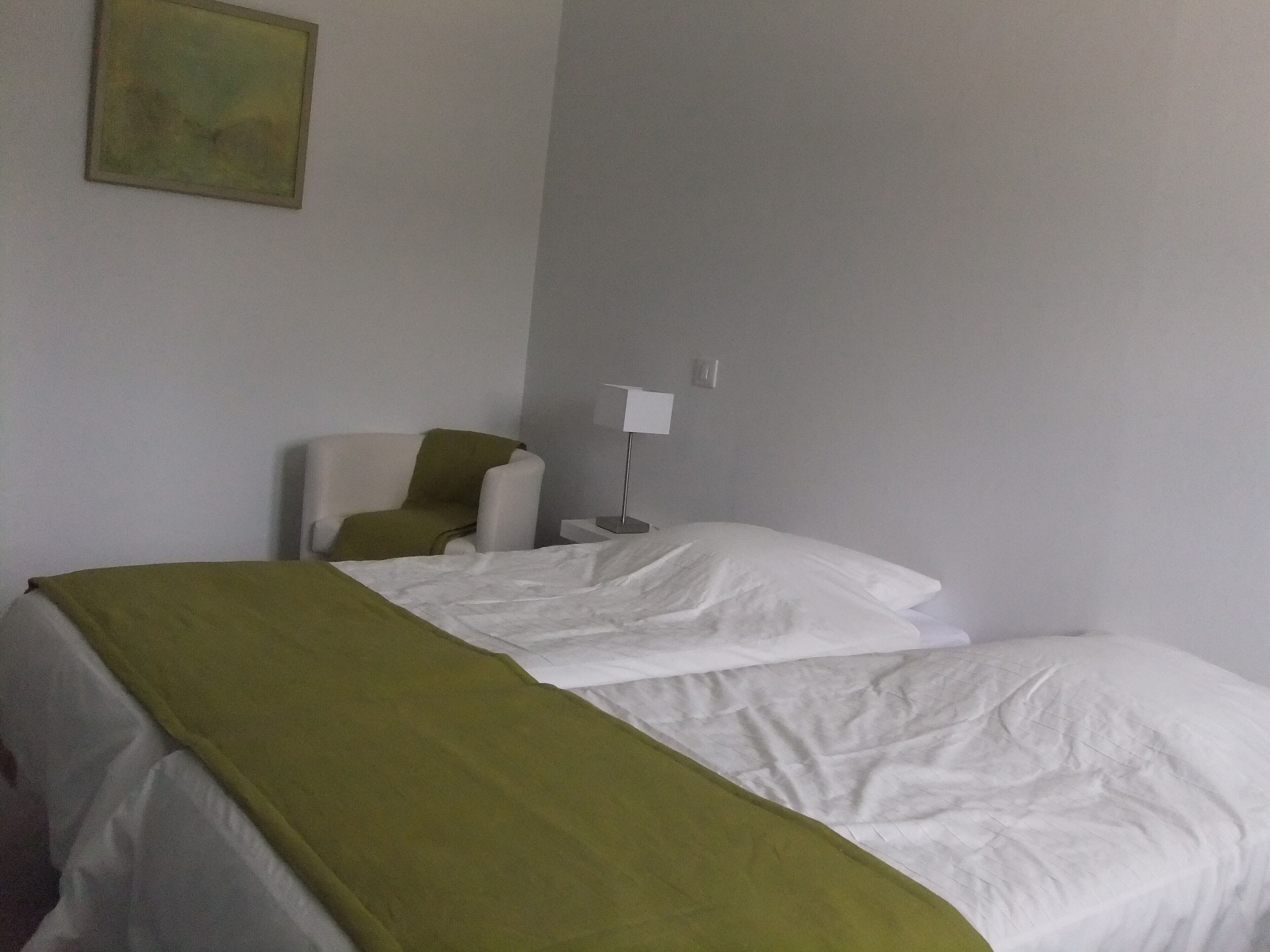 3 quartos, ferros/tábuas de passar roupa, acesso à internet