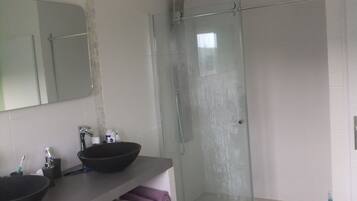 Douche, sĂšche-cheveux, papier toilette