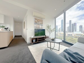TV - Urban Elegance 2BR2BA Melbourne CBD Parking (MELBOURNE)