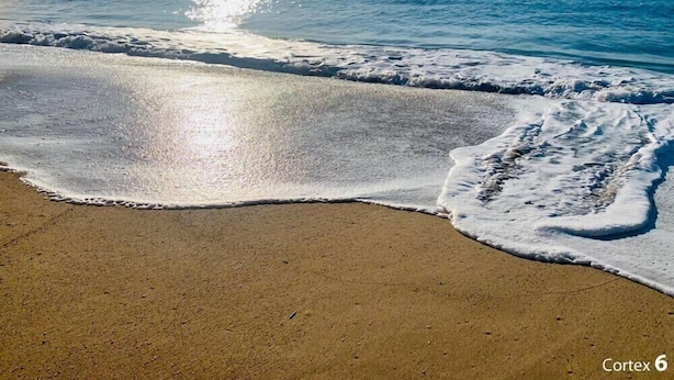 A beach with waves and sunlight. - Elegant 2 Pieces Piscine Proche Plages A1b235 (Cannes)