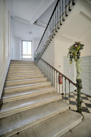 A grand staircase with a black and white checkered floor, white walls, and a green balustrade. - 3 pi ces Spacieux Avec Parking A2b248 (Cannes)