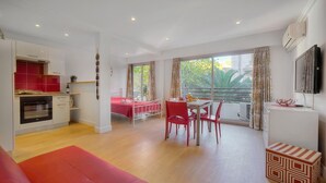 Un appartement moderne doté d’une cuisine, d’un coin repas et d’un balcon avec vue.