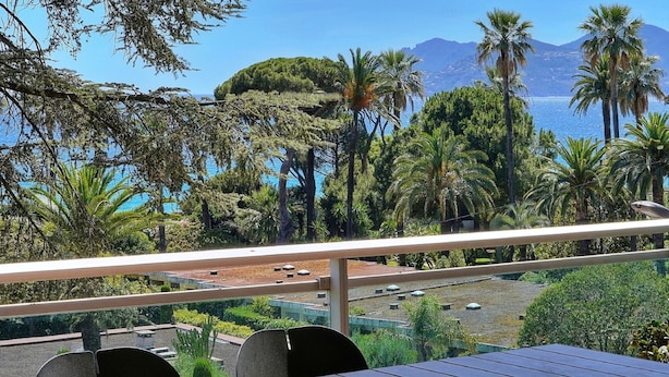 A terrace with a view of the sea and palm trees. - 3 pi ces Terrasse vue mer et Parking A2b232 (Cannes)