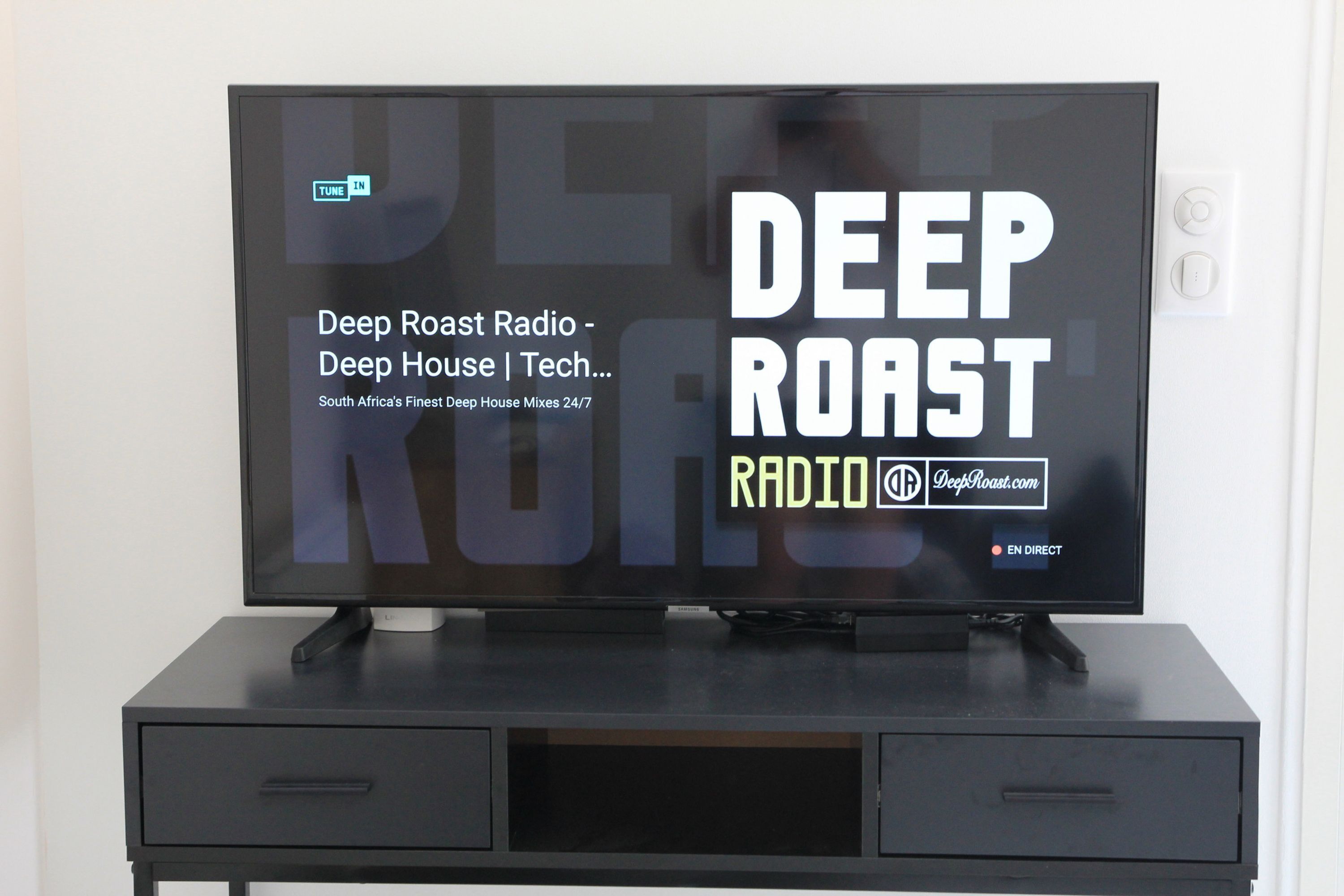 Un televisor mostrando el logotipo y sitio web de Deep Roast Radio.