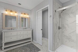 Douche, sèche-cheveux, serviettes fournies