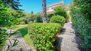 A garden pathway leading to a building with a stone staircase. - Beau 3 Chambres Piscine Parking A3b134 (Cannes)