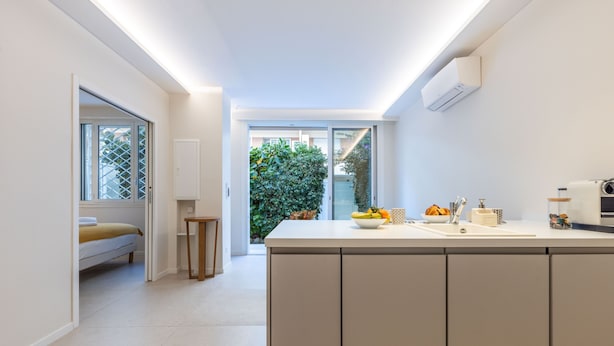 A modern kitchen with a central island, a built-in oven, and a window overlooking a garden. - 2 Chambres-terrasse-pointe Croisette A2b267 (Cannes)