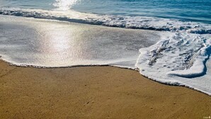 A beach with a clear view of the ocean and the shoreline. - Maison DE Ville 6 Chambres Terrasse A6b002 (Cannes)