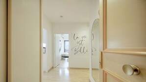 Ein Flur mit einer Spiegelwand und einem Schild mit der Aufschrift 'la vie est belle'.