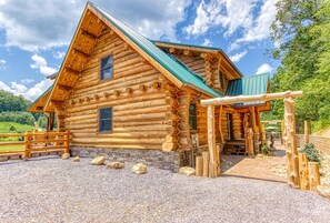 Exterior - Beautiful Log Cabin-Easy Access-Heated Pool-HotTub-GameRoom-Theatre-Pet Friendly (Sevierville)