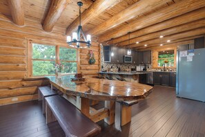 Fridge, microwave, oven, stovetop - Beautiful Log Cabin-Easy Access-Heated Pool-HotTub-GameRoom-Theatre-Pet Friendly (Sevierville)
