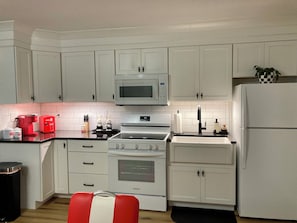 Private kitchen - Retro Retreat in charming Waynesville / Maggie Valley (Waynesville)