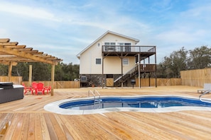A heated pool - Outdoor Oasis - Rare smaller home, perfect for 1-2 families - 5 min to beach (Corolla)