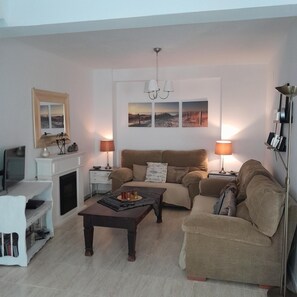 Una televisión, videojuegos, un reproductor de DVD