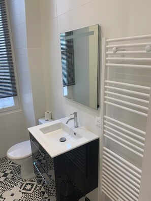 Dusche, Haartrockner, Handtücher, Toilettenpapier