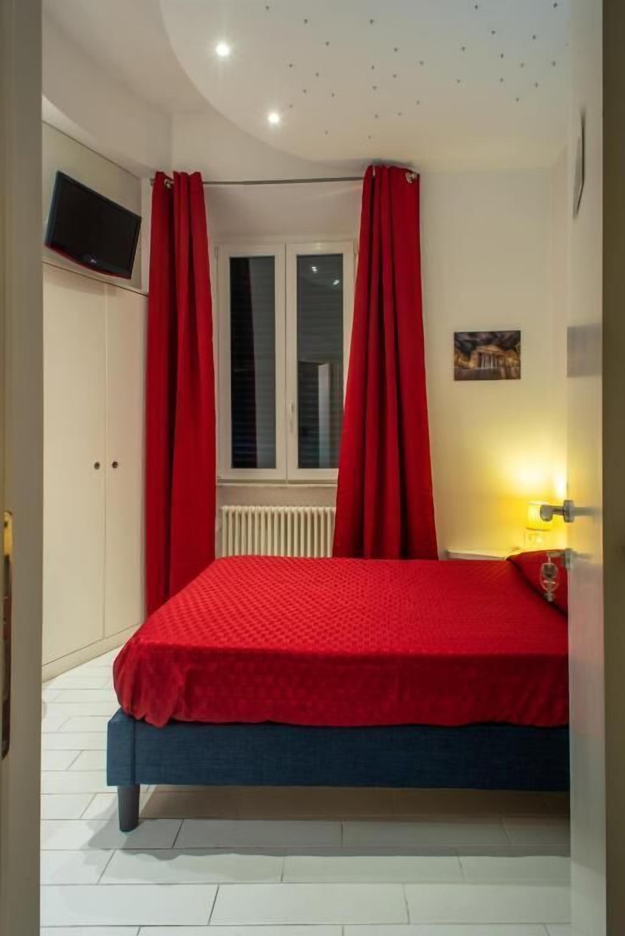 Classic Single Room, Non Smoking, Private Bathroom | Minibar, in-room safe, desk, laptop workspace