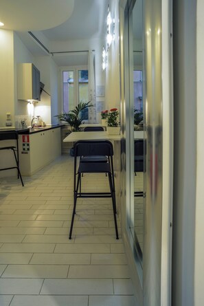 Double Room, 1 Katil Ratu (Queen), Non Smoking, Private Bathroom | Tempat makan