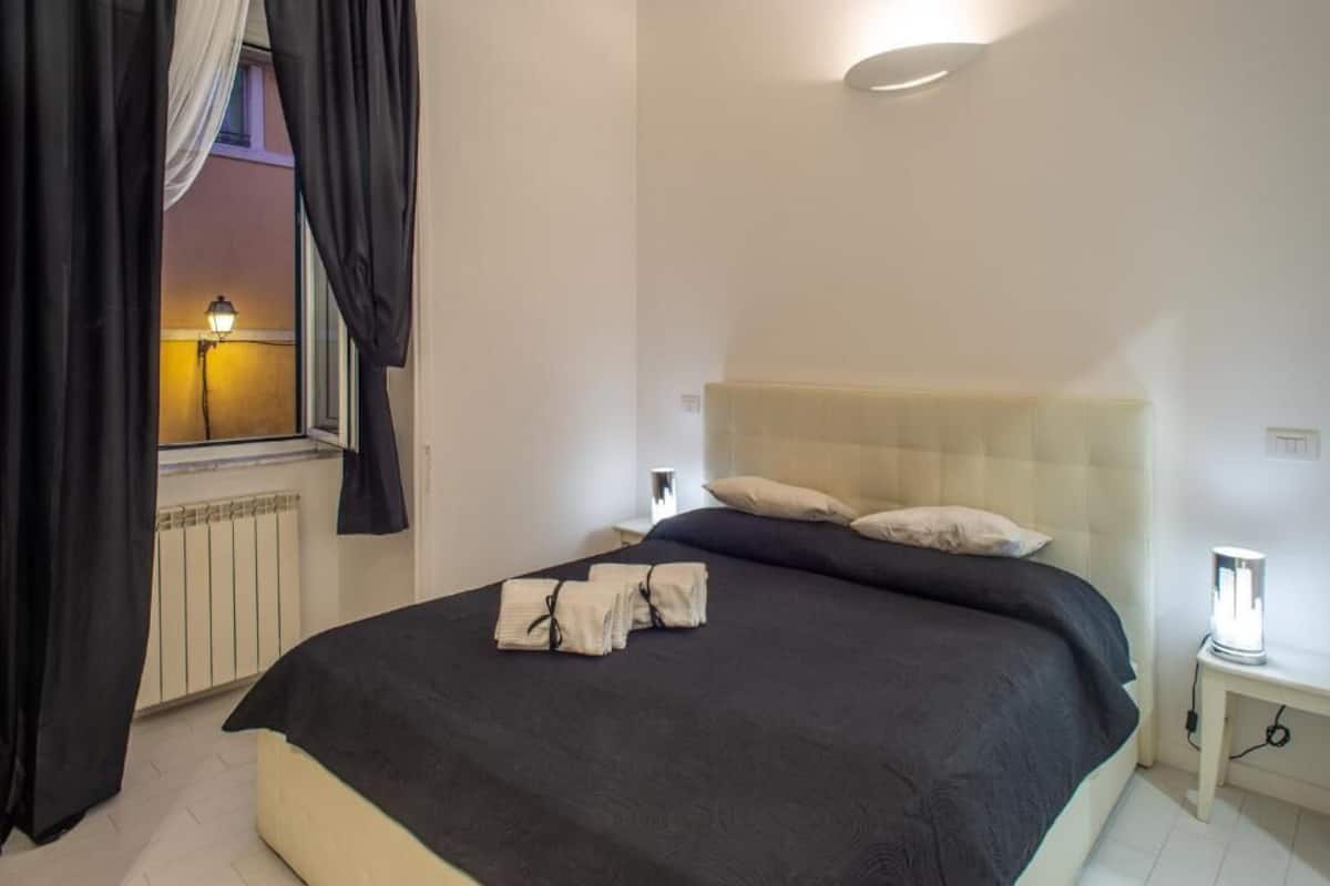 Double Room, 1 Queen Bed, Non Smoking, Private Bathroom | In-room safe, soundproofing, iron/ironing board, free WiFi