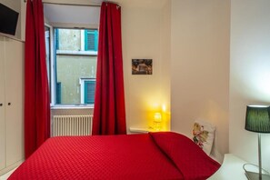 Classic Single Room, Non Smoking, Private Bathroom | Peti besi dalam bilik, meja, langsir/tirai gelap terus, kalis bunyi 