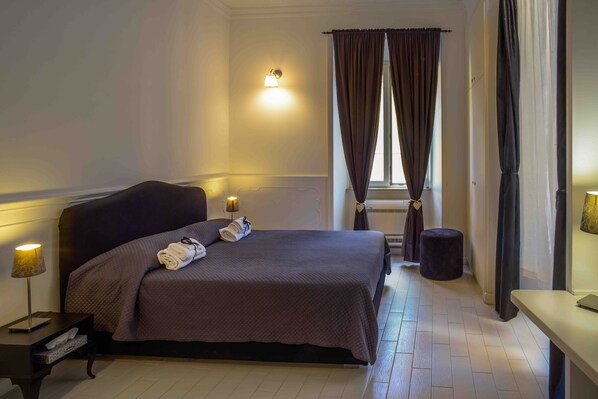 Deluxe Triple Room, 1 King Bed with Sofa bed, Non Smoking, Private Bathroom