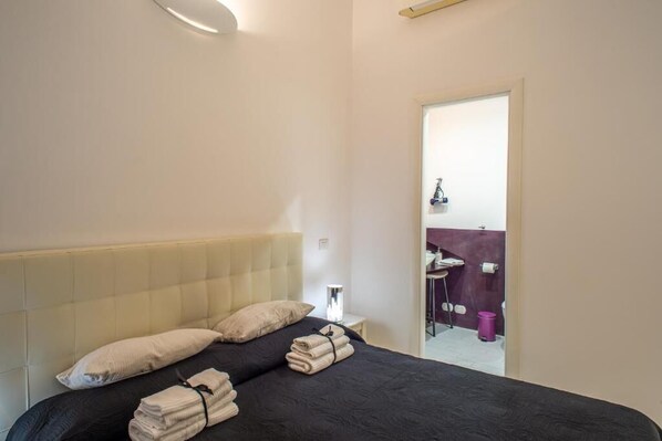 Double Room, 1 Queen Bed, Non Smoking, Private Bathroom | In-room safe, soundproofing, iron/ironing board, free WiFi