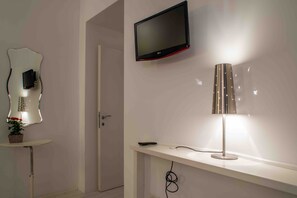 Standard Double Room, 1 Queen Bed, Non Smoking, Private Bathroom | Interior