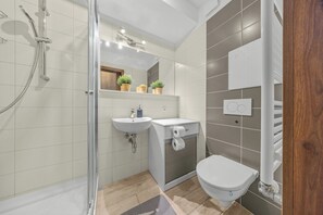 Shower, hair dryer, towels, toilet paper - 1-bedroom apartment with balcony, Rustaveliho - Rača (Bratislava)