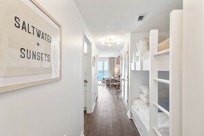 2 室のベッドルーム、旅行用ベビーベッド、WiFi (無料)、ベッドシーツ