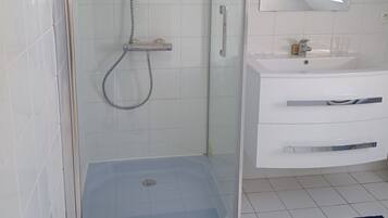 Chuveiro, secador de cabelo, toalhas de banho