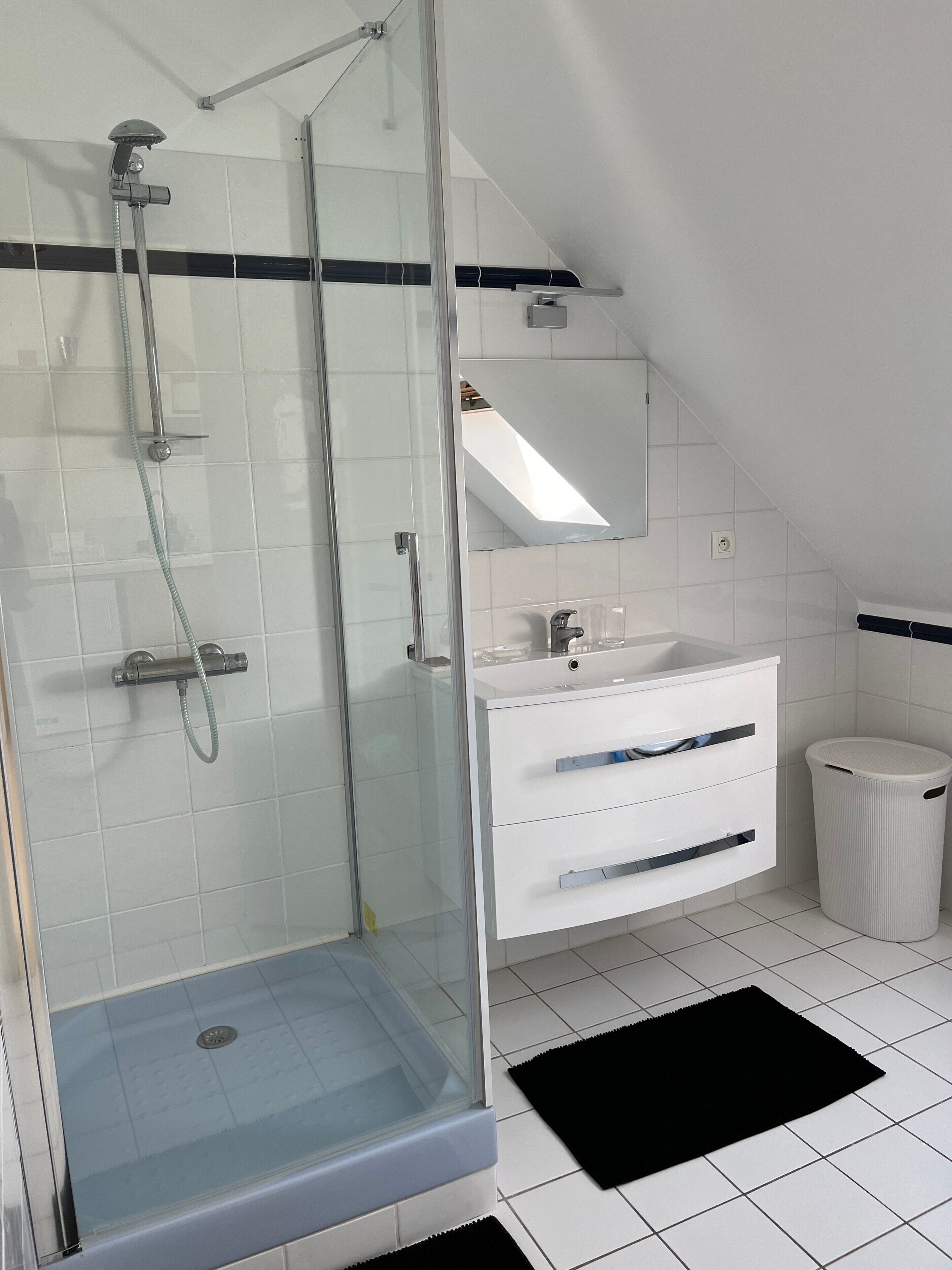 淋浴设施、吹风机、毛巾