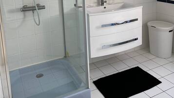 淋浴设施、吹风机、毛巾