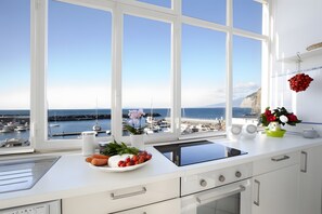 Geladeira, fogão, cooktop, lava-louças