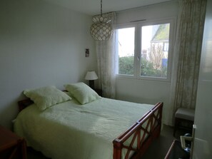 3 bedrooms, free WiFi - Ground Floor Apartment, Sea View, Terrace - Private Parking (Le Croisic)