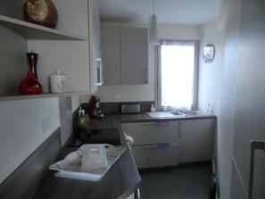 Fridge, microwave, oven, stovetop - Ground Floor Apartment, Sea View, Terrace - Private Parking (Le Croisic)