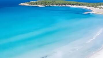 Una spiaggia nelle vicinanze